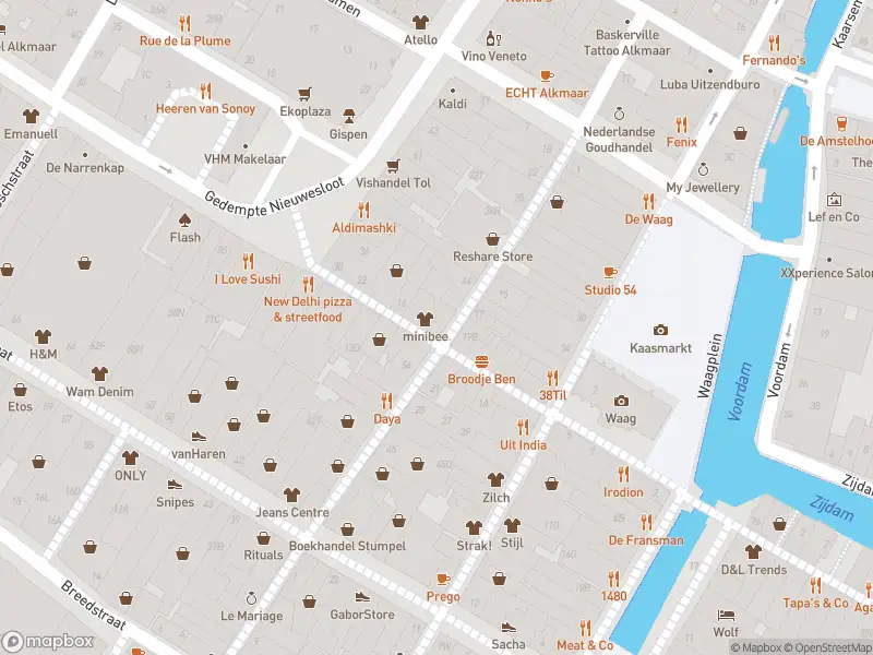 Ambulance met grote spoed naar de Magdalenenstraat in Alkmaar