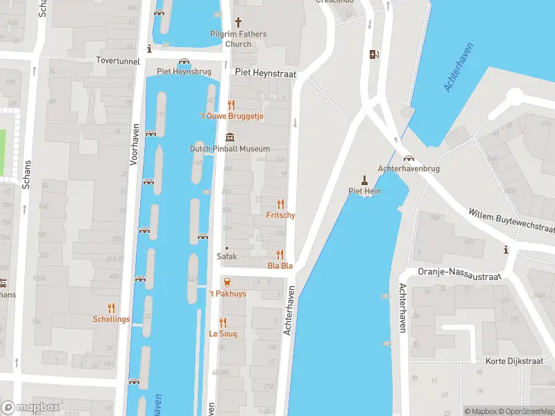 Ambulance met grote spoed naar de Piet Heynsplein in Rotterdam