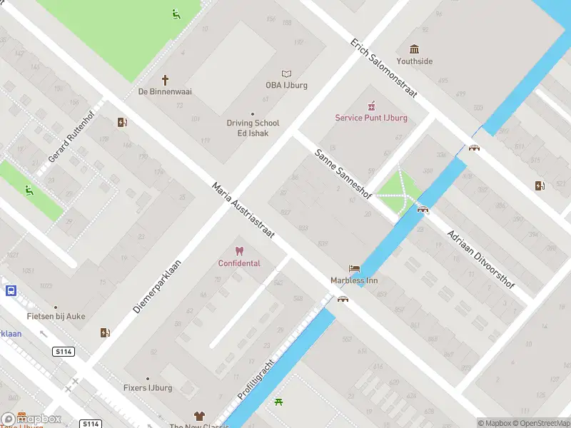 Ambulance met grote spoed naar de Sanne Sanneshof in Amsterdam