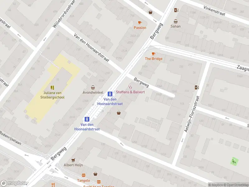 Ambulance met grote spoed naar de Bergweg in Rotterdam