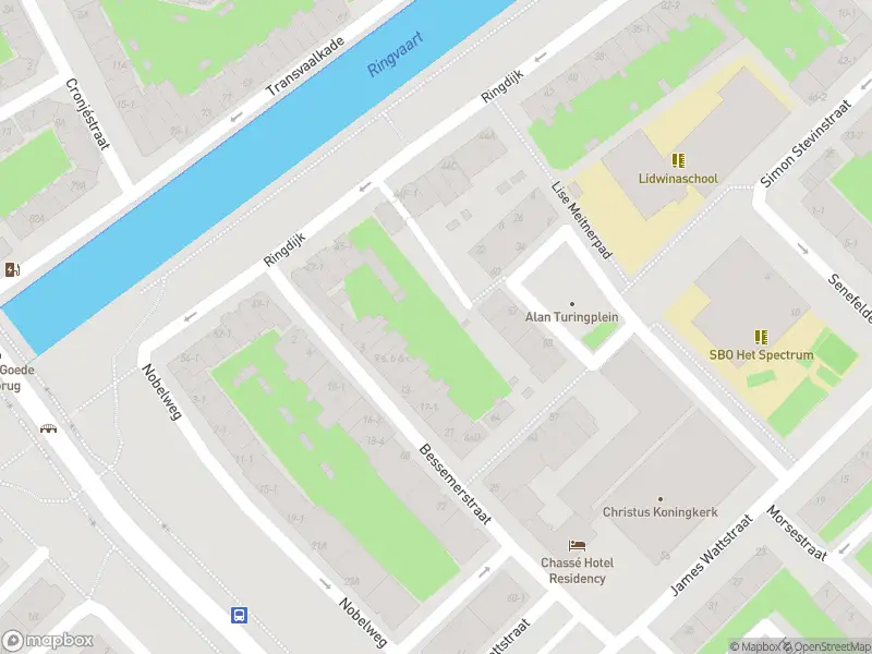 Ambulance met grote spoed naar de Nobelweg in Amsterdam