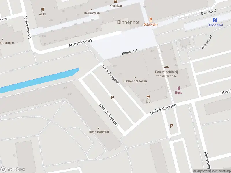 Ambulance met grote spoed naar de Niels Bohrplaats in Rotterdam