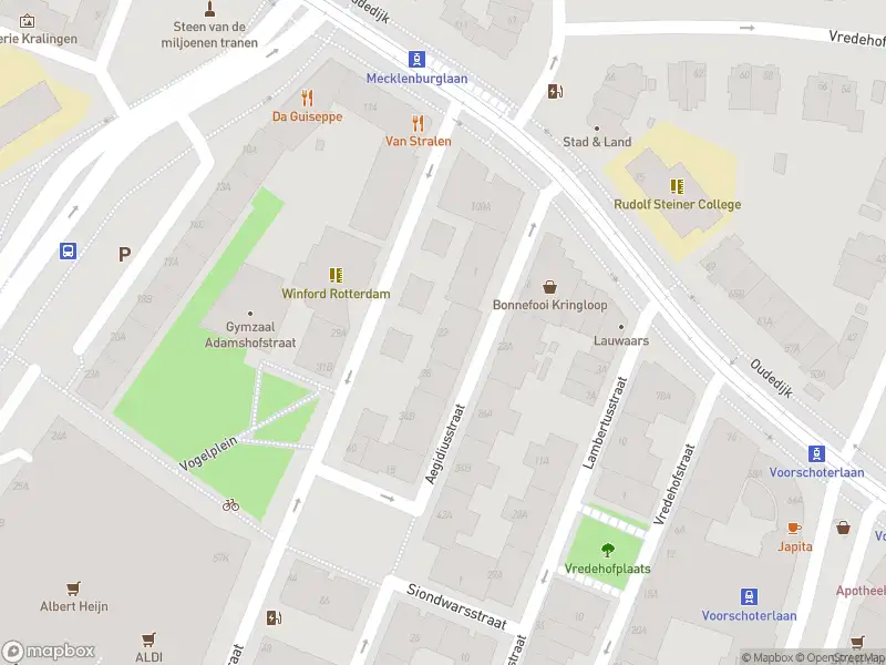 Ambulance met gepaste spoed naar de Adamshofstraat in Rotterdam