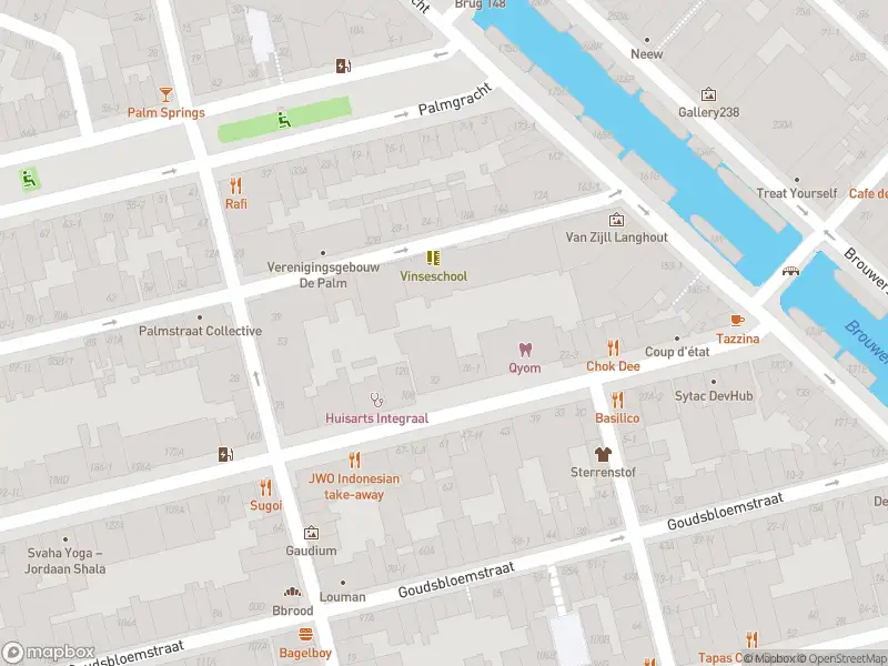 Ambulance met grote spoed naar de Palmgracht in Amsterdam