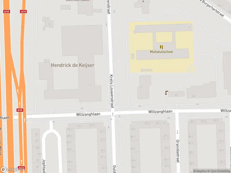 Ambulance met gepaste spoed naar de Krelis Louwenstraat in Amsterdam