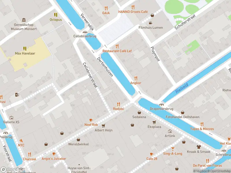 Ambulance met grote spoed naar de Dertienhuizen in Delft