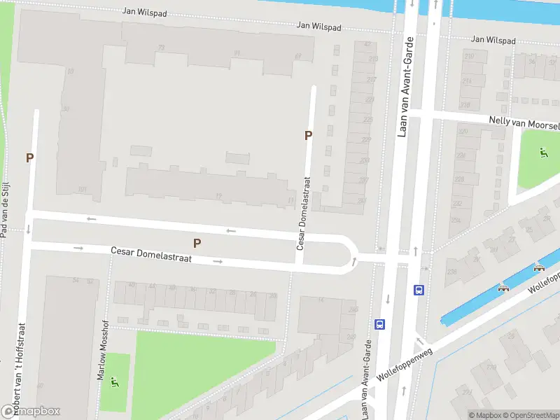 Ambulance met grote spoed naar de Cesar Domelastraat in Rotterdam