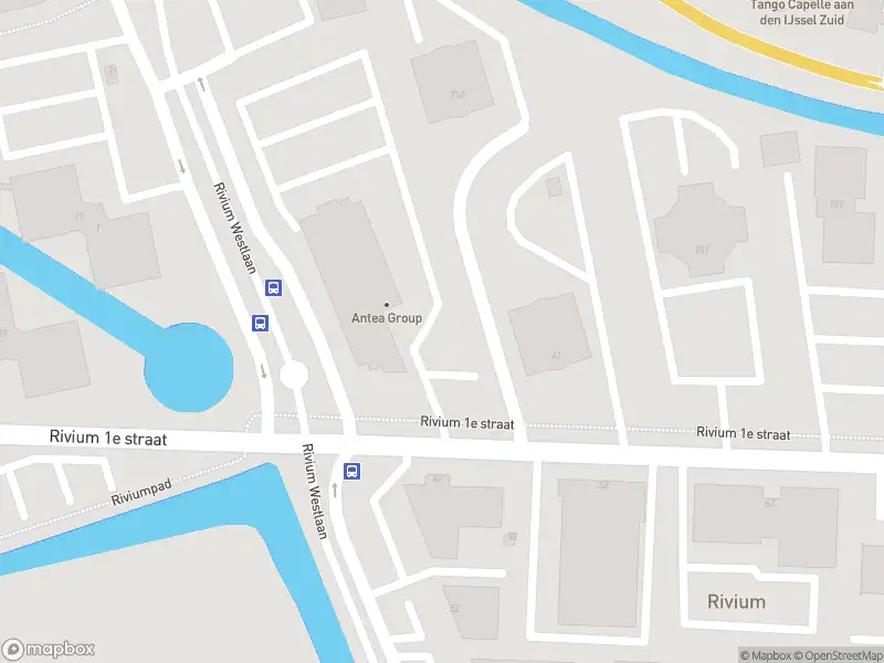 Ambulance met gepaste spoed naar de Rivium 1e straat in Capelle aan den IJssel