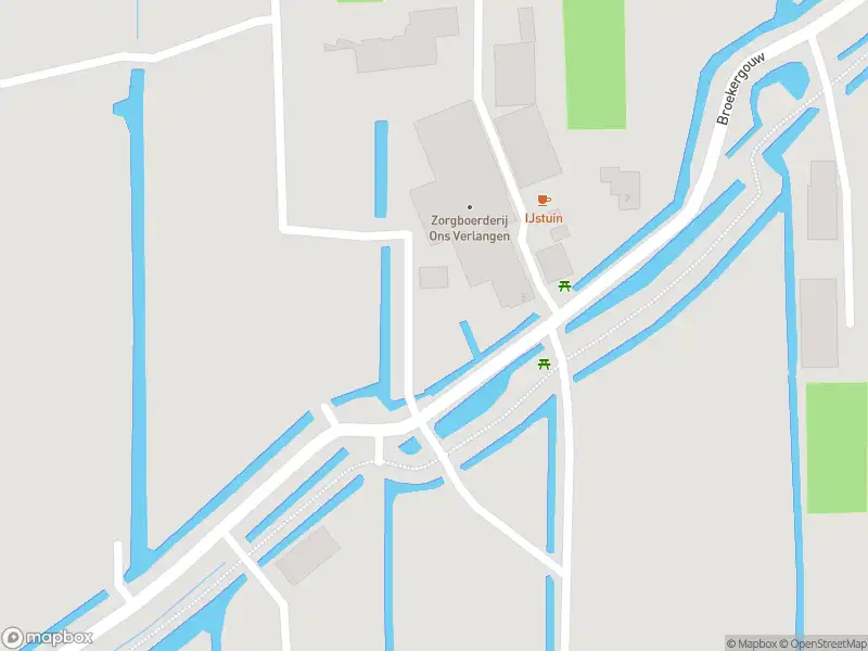 Ambulance met grote spoed naar de Torenven in Amsterdam