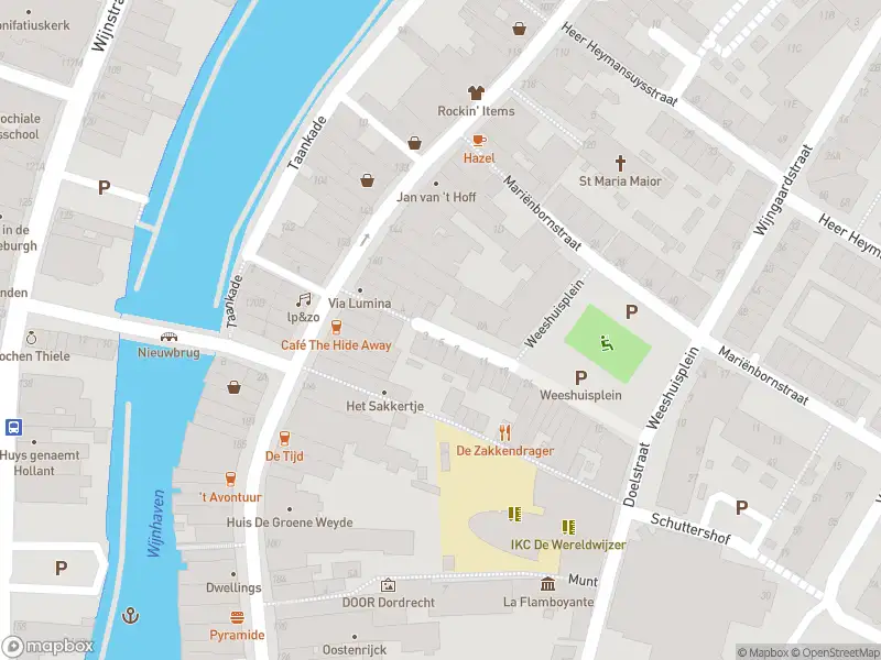 Ambulance met grote spoed naar de Weeshuisstraat in Dordrecht