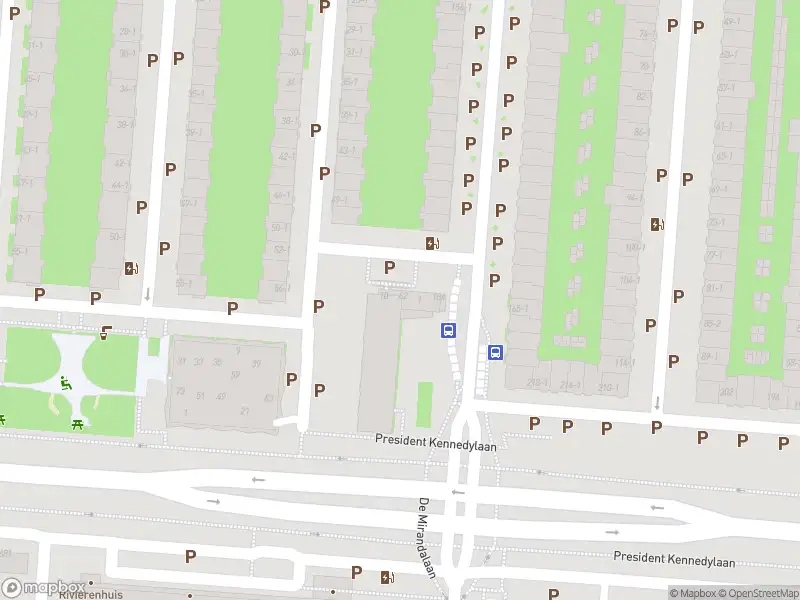 Ambulance met gepaste spoed naar de Almstraat in Amsterdam