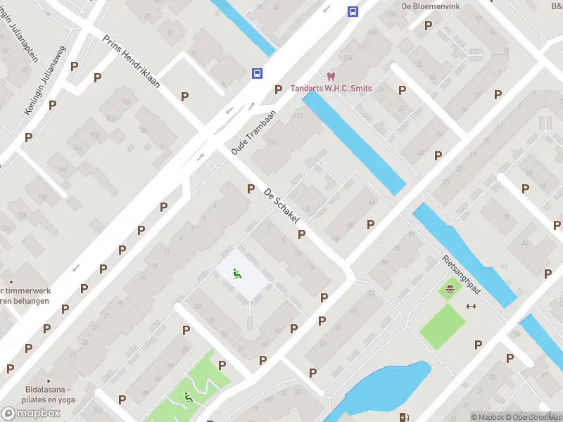 Ambulance met grote spoed naar de De Schakel in Leidschendam