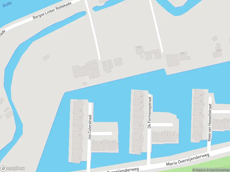 Ambulance met grote spoed naar de Bergse Linker Rottekade in Rotterdam