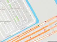 Ambulance met grote spoed naar de Haarlerbergweg in Amsterdam