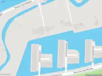 Ambulance met grote spoed naar de Bergse Linker Rottekade in Rotterdam