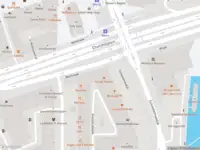 Ambulance met gepaste spoed naar de Churchillplein in Rotterdam