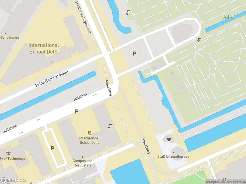 Ambulance met grote spoed naar de Jaffalaan in Delft