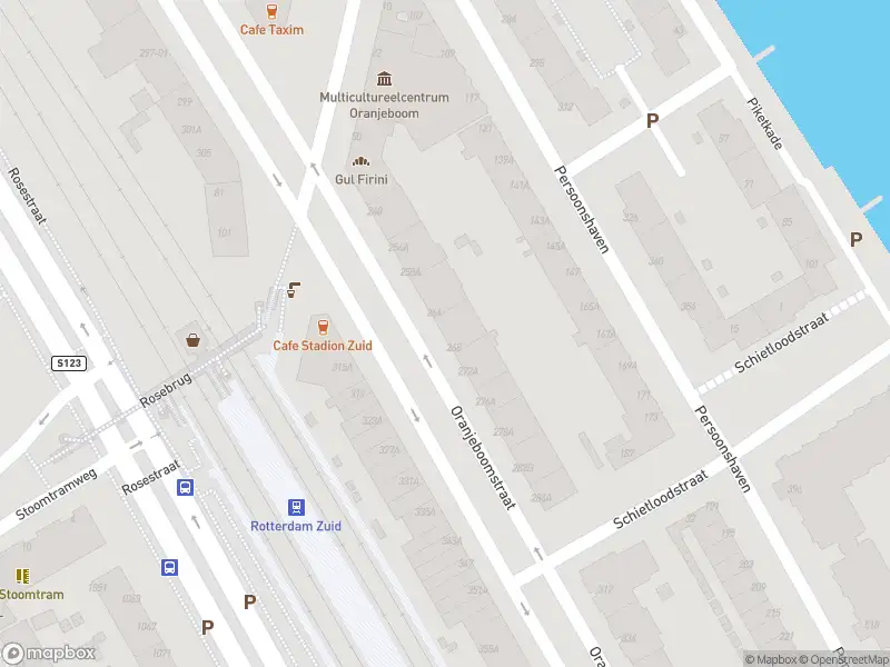 Ambulance met grote spoed naar de Oranjeboomstraat in Rotterdam