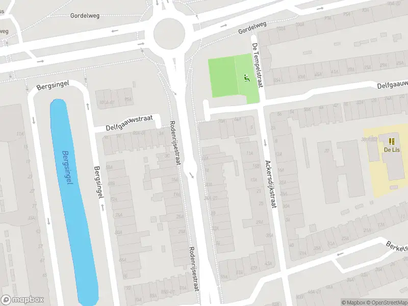 Ambulance met grote spoed naar de Rodenrijsestraat in Rotterdam