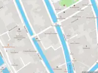 Ambulance met grote spoed naar de Achterom in Delft