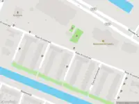 Ambulance met grote spoed naar de Rode Kruisstraat in Amsterdam