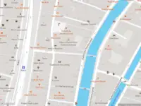 Ambulance met grote spoed naar de Nes in Amsterdam