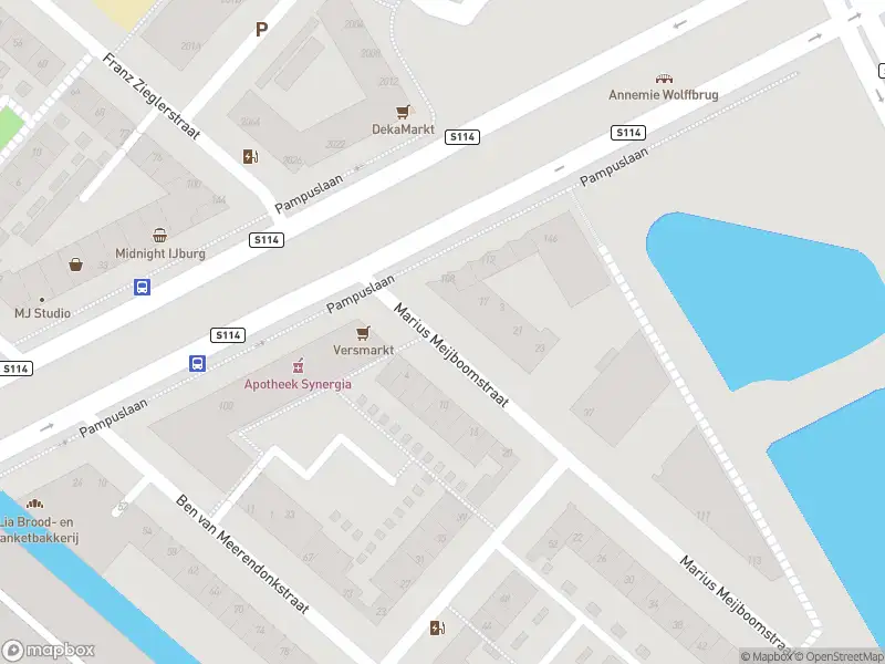 Ambulance met grote spoed naar de Marius Meijboomstraat in Amsterdam