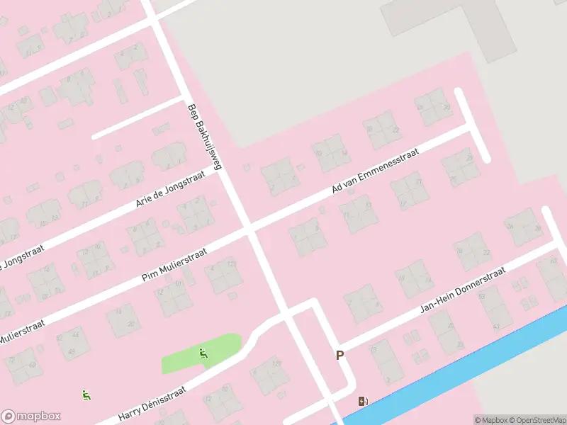 Ambulance met grote spoed naar de Ad van Emmenesstraat in 's-Gravenhage