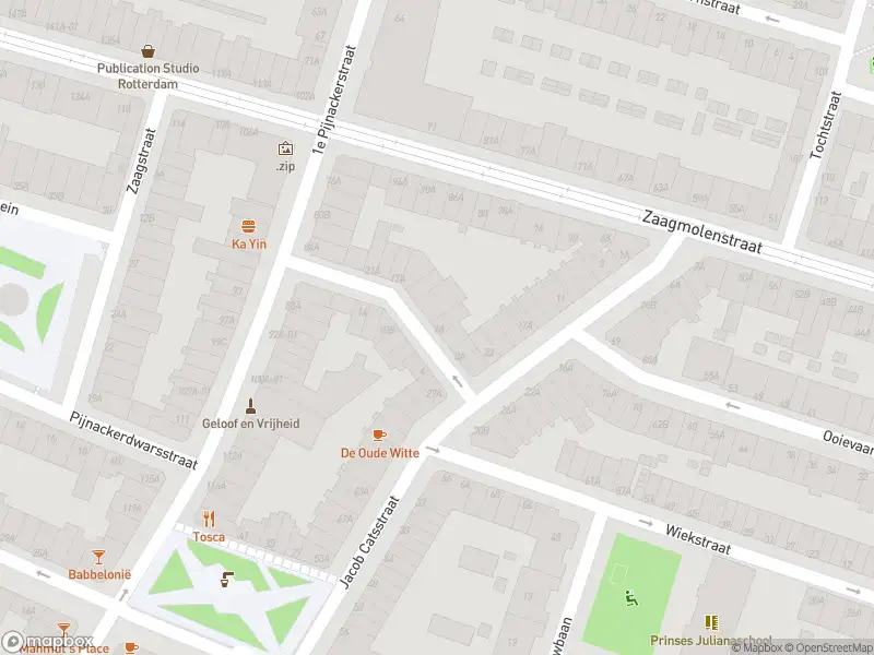 Ambulance met gepaste spoed naar de Kromme Wiekstraat in Rotterdam