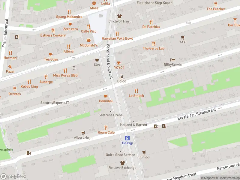 Ambulance met grote spoed naar de Nieuwendammerdijk in Amsterdam
