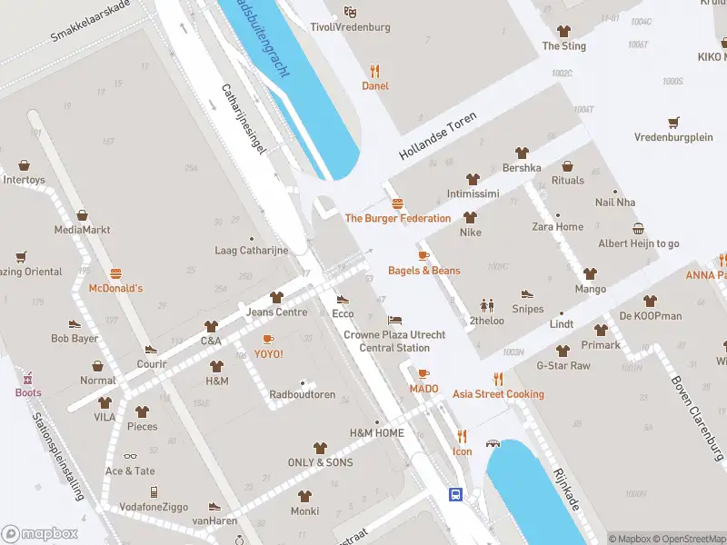 Politie naar de Boven Vredenburgpassage in Utrecht vanwege steekincident