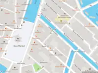 Ambulance met grote spoed naar de Brandewijnsteeg in Amsterdam