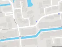 Ambulance met grote spoed naar de Elegastburg in Capelle aan den IJssel