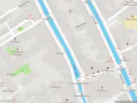 Ambulance met grote spoed naar de Voorstraat in Delft