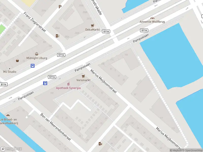 Ambulance met gepaste spoed naar de Marius Meijboomstraat in Amsterdam