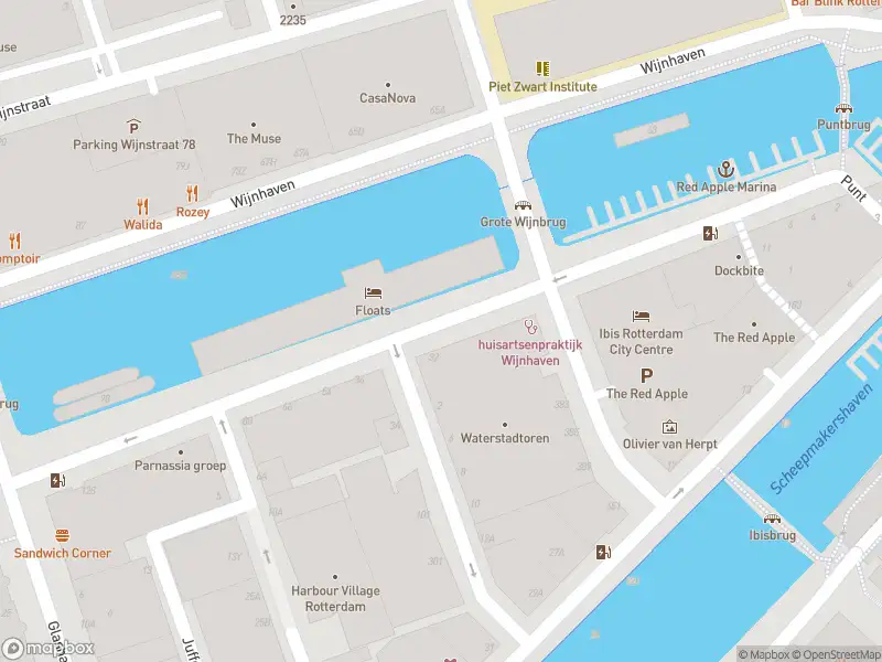 Ambulance met grote spoed naar de Wijnhaven in Rotterdam