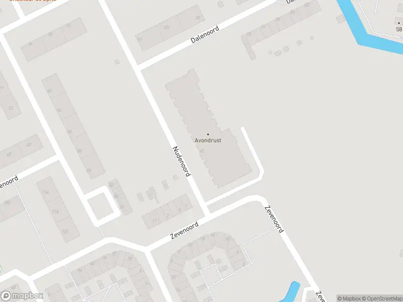 Ambulance met grote spoed naar de Nudenoord in Rotterdam