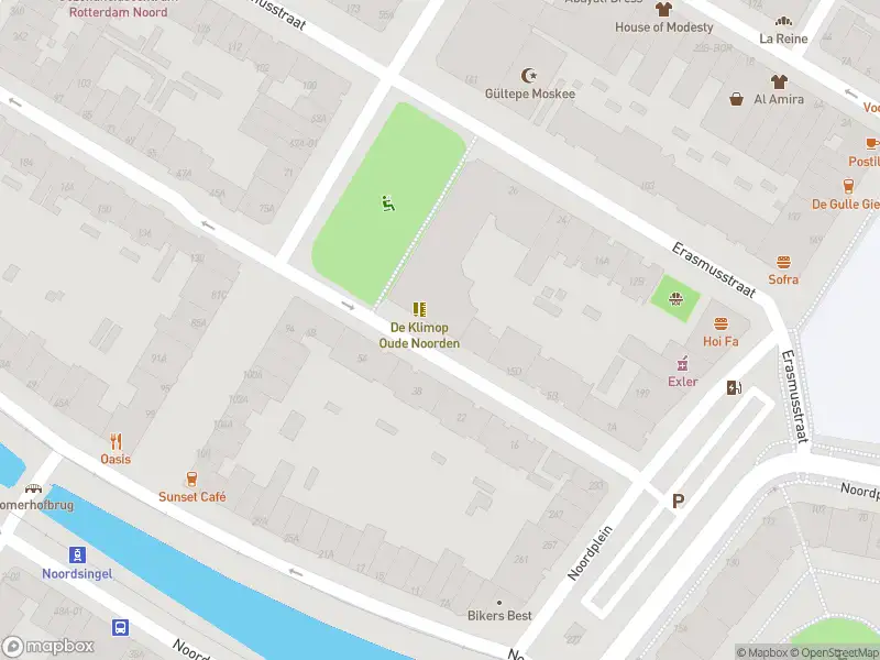 Ambulance met grote spoed naar de Rembrandtstraat in Rotterdam