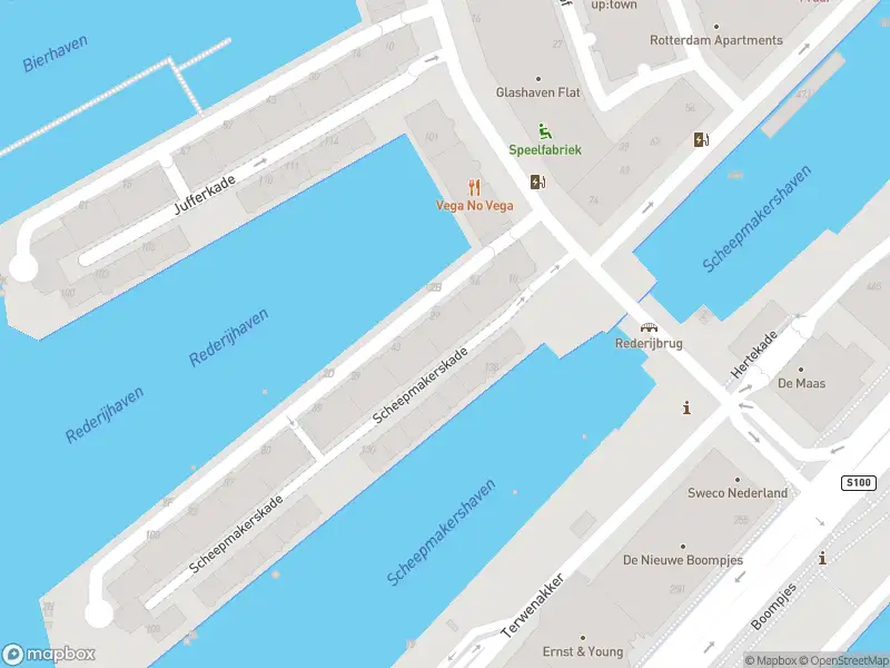 Ambulance met gepaste spoed naar de Scheepmakerskade in Rotterdam