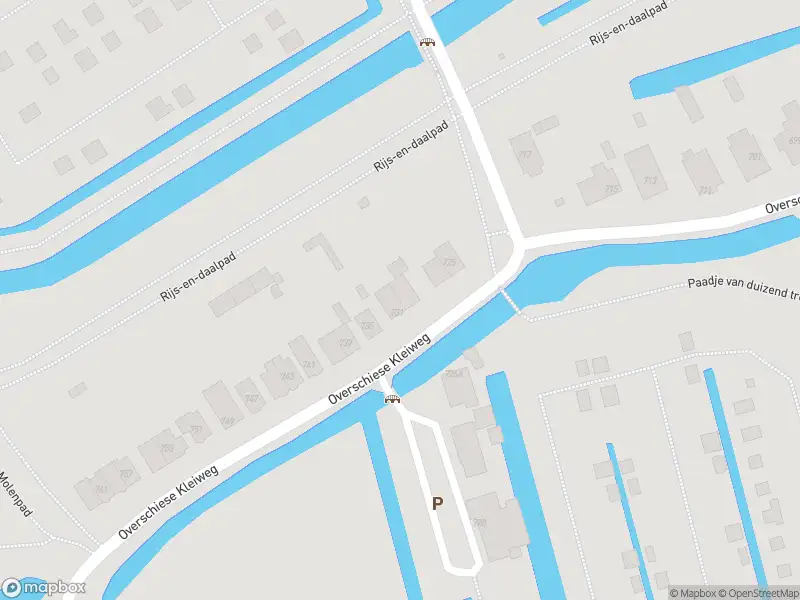 Ambulance met gepaste spoed naar de Overschiese Kleiweg in Rotterdam