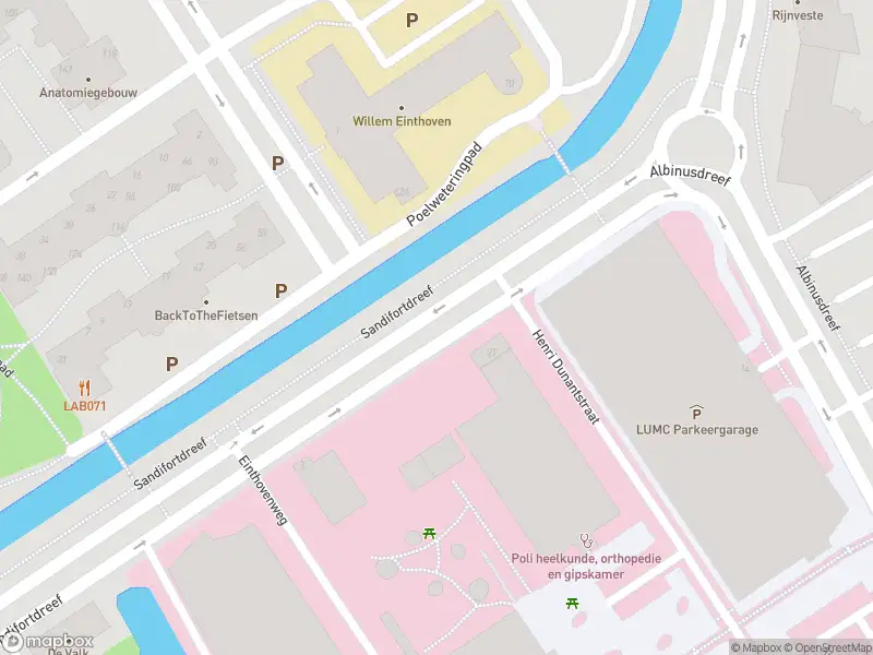 Ambulance met grote spoed naar de Sandifortdreef in Leiden