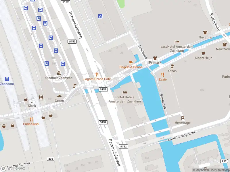 Ambulance met gepaste spoed naar de Stadhuisplein in Zaandam