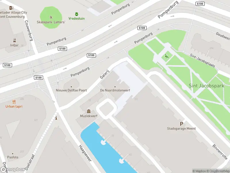Ambulance met grote spoed naar de Noordmolenwerf in Rotterdam
