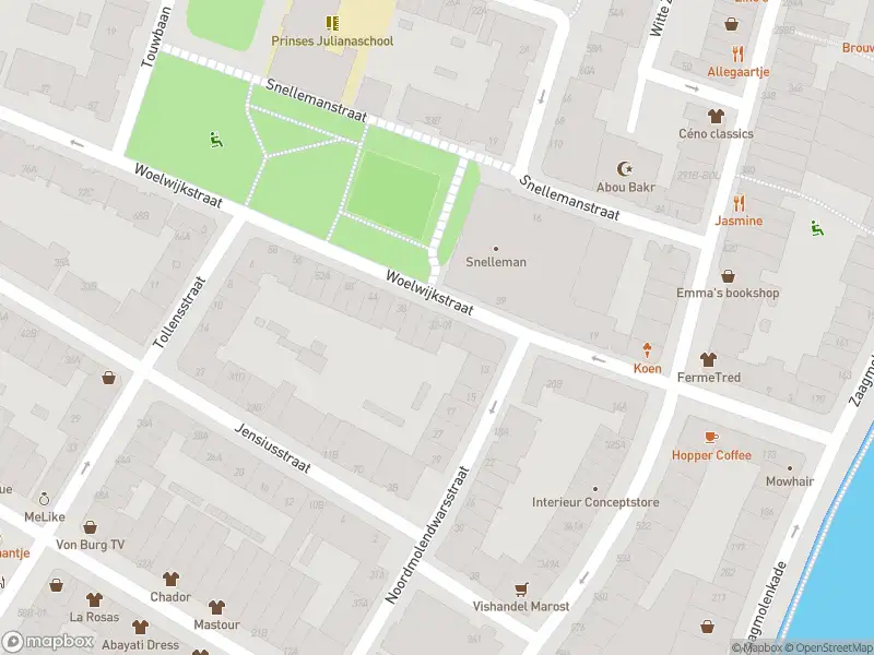 Ambulance met grote spoed naar de Woelwijkstraat in Rotterdam