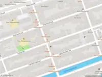 Brandweer met gepaste spoed naar de Anjeliersstraat in Amsterdam vanwege afhijsen patient