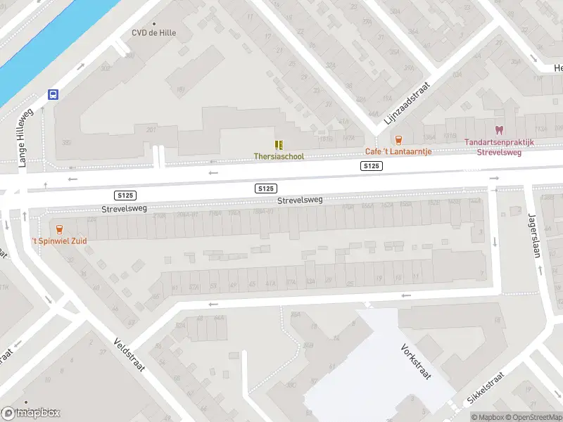 Ambulance met grote spoed naar de Strevelsweg in Rotterdam