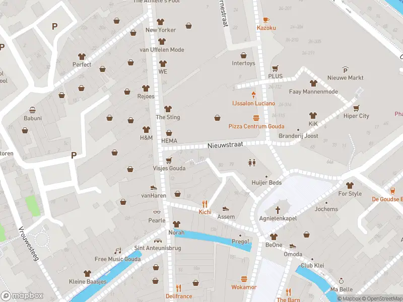 Brandweer met gepaste spoed naar de Nieuwstraat in Gouda vanwege afgaan rookmelder