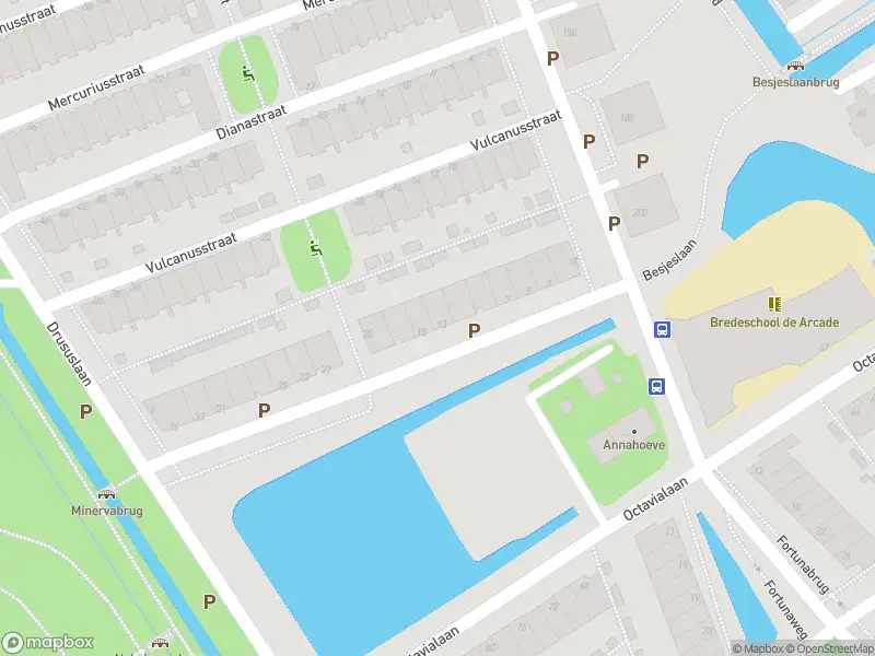 Ambulance met grote spoed naar de Minervalaan in Leiden