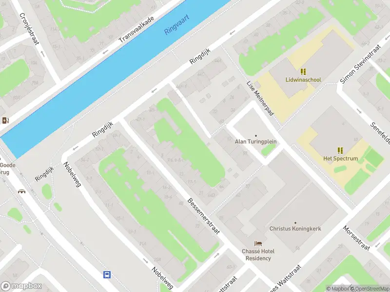 Ambulance met grote spoed naar de Ringdijk in Amsterdam