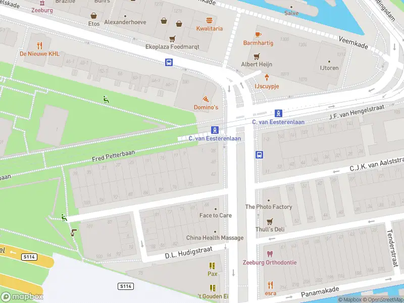 Ambulance met grote spoed naar de Fred Petterbaan in Amsterdam